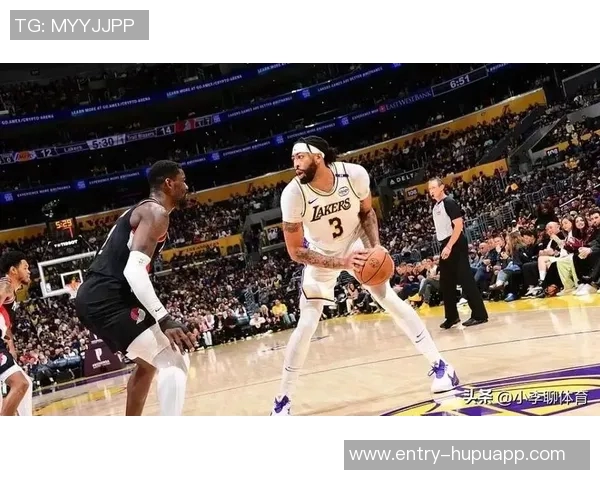 浓眉半场表现出色8投5中贡献12分5篮板1助攻1抢断展现强大实力